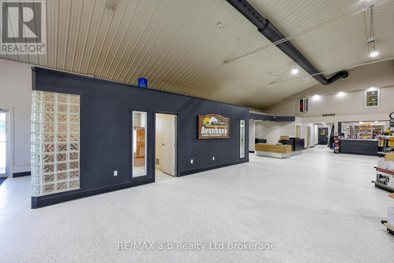 show room - 15456 Elginfield Road, Lucan Biddulph, ON