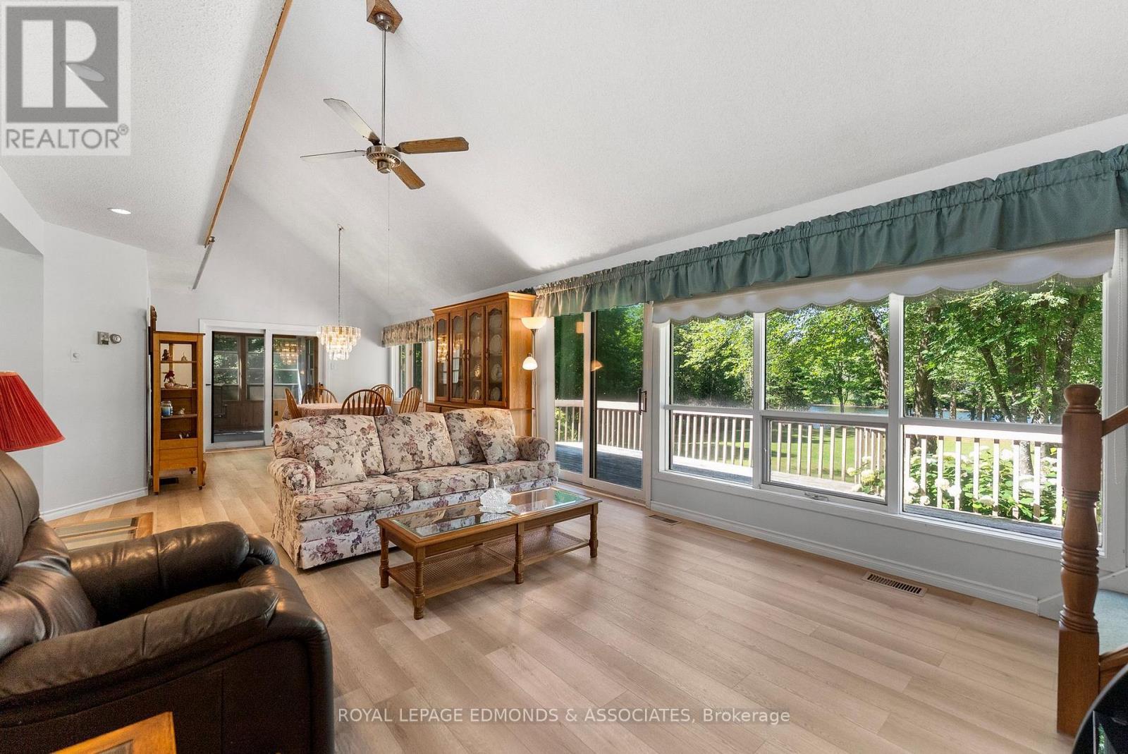 36 Crescent Drive, Brudenell, Lyndoch And Raglan, ON - Indoor Photo Showing Living Room