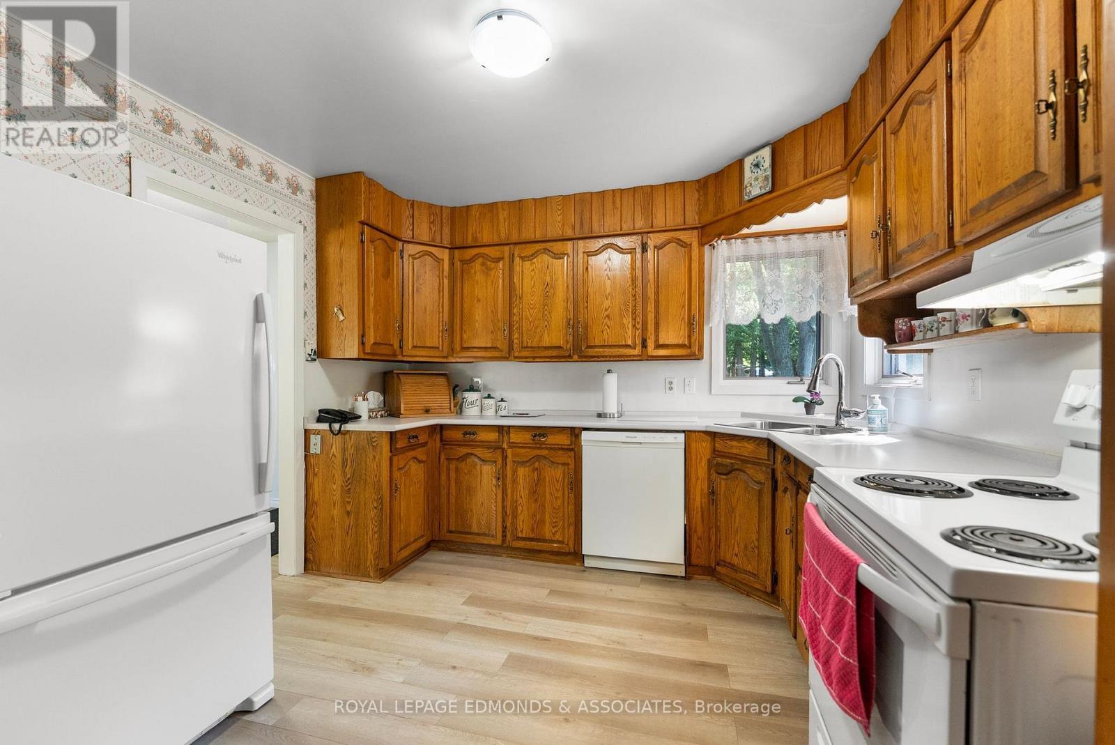 36 Crescent Drive, Brudenell, Lyndoch And Raglan, ON - Indoor Photo Showing Kitchen