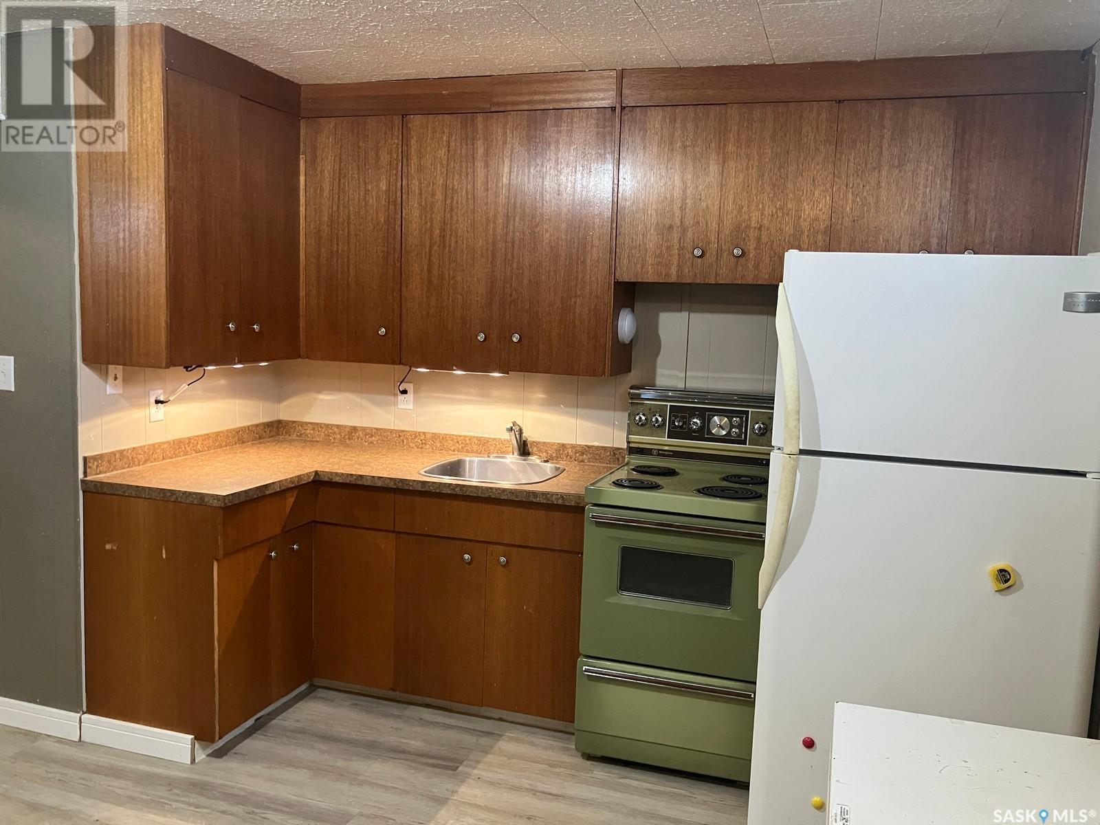 110 4Th Street N, Nipawin, SK - Indoor Photo Showing Kitchen