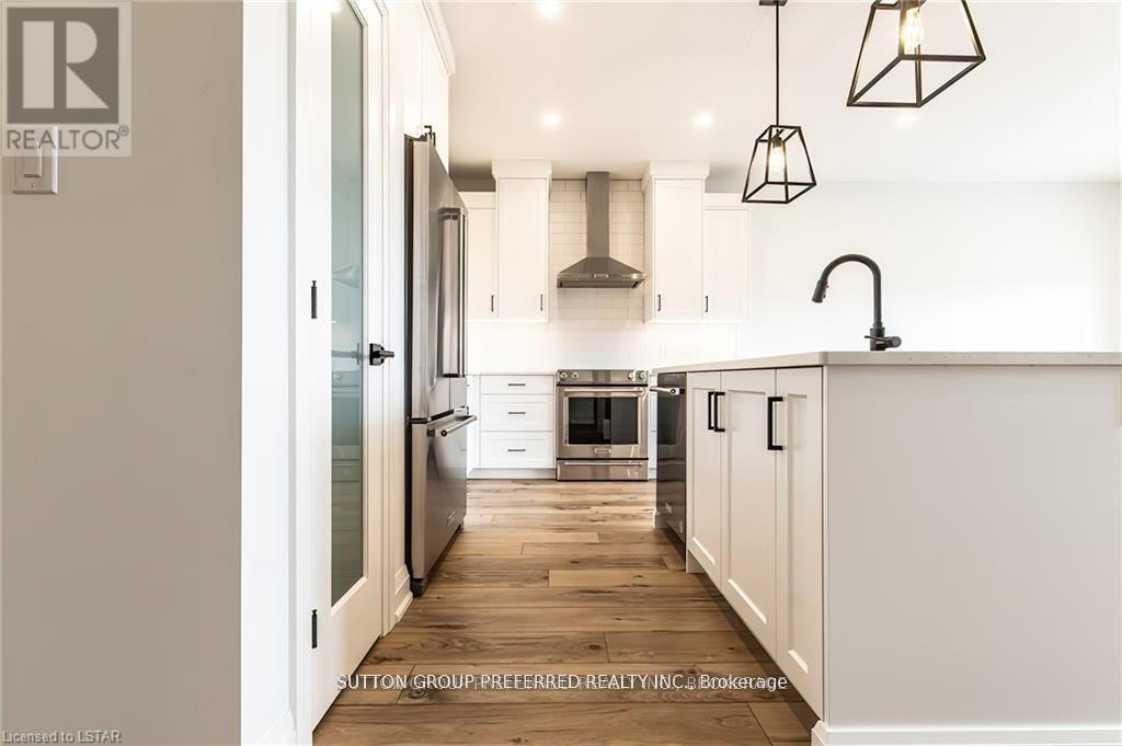 28 - 175 Glengariff Drive, Southwold, ON - Indoor Photo Showing Kitchen