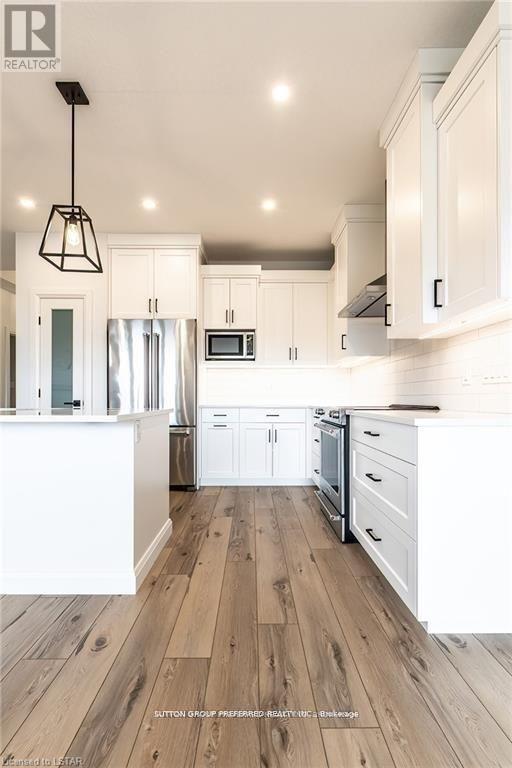 28 - 175 Glengariff Drive, Southwold, ON - Indoor Photo Showing Kitchen With Upgraded Kitchen