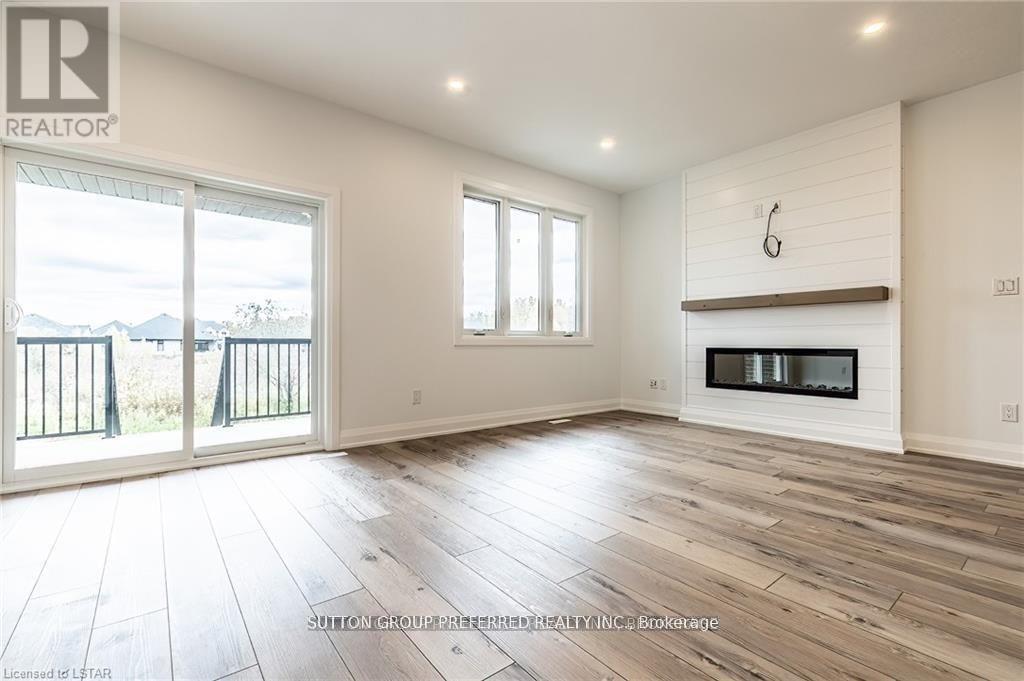 28 - 175 Glengariff Drive, Southwold, ON - Indoor Photo Showing Living Room With Fireplace