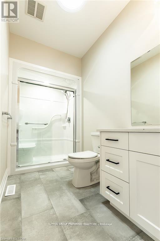 28 - 175 Glengariff Drive, Southwold, ON - Indoor Photo Showing Bathroom