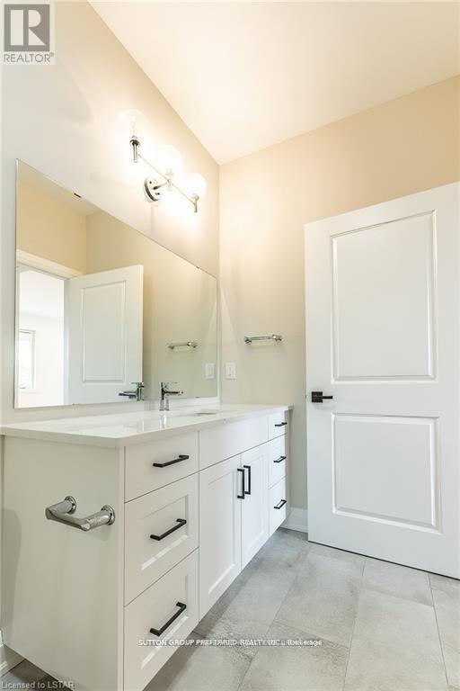28 - 175 Glengariff Drive, Southwold, ON - Indoor Photo Showing Bathroom