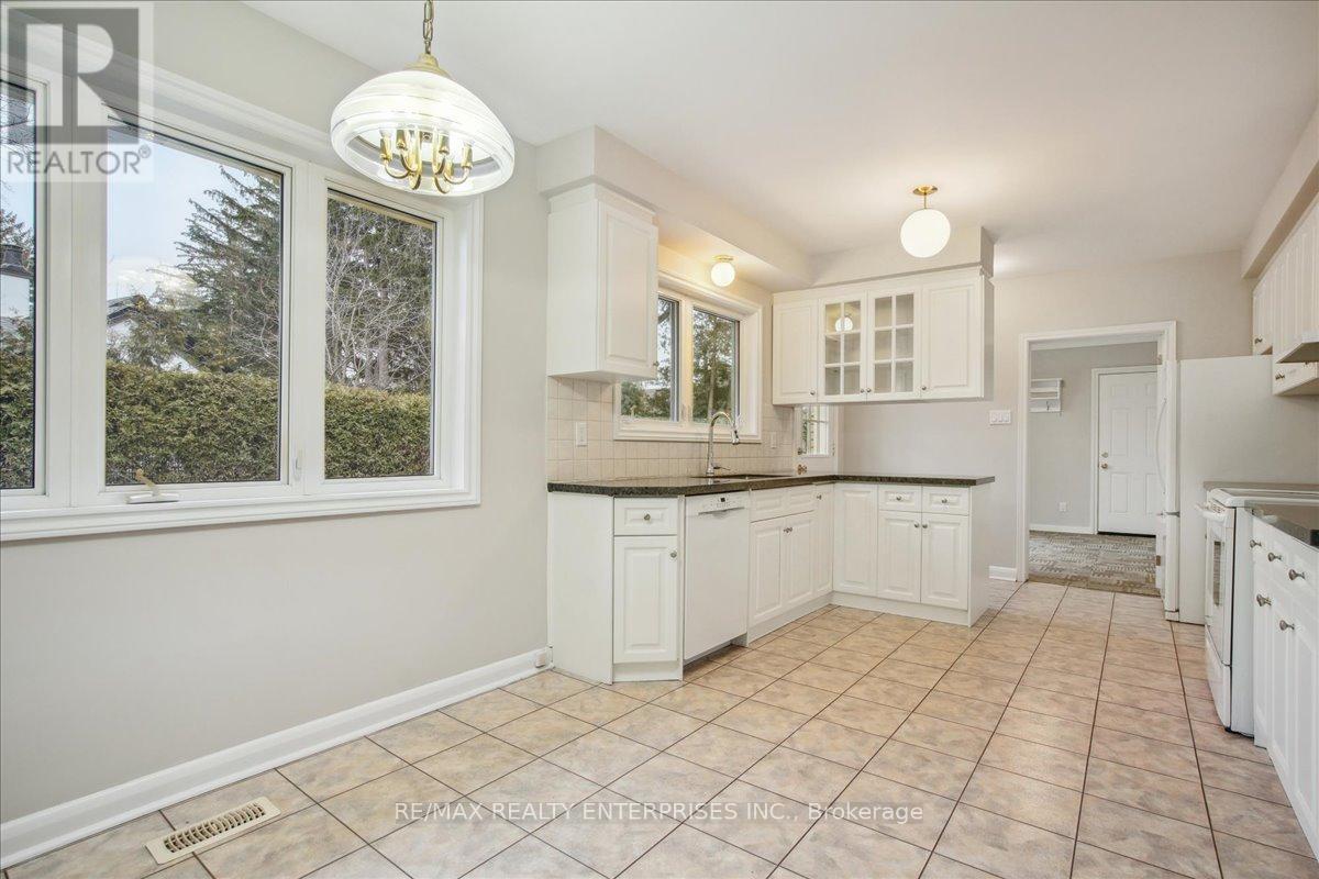 613 Sequin Crescent, Mississauga, ON - Indoor Photo Showing Kitchen