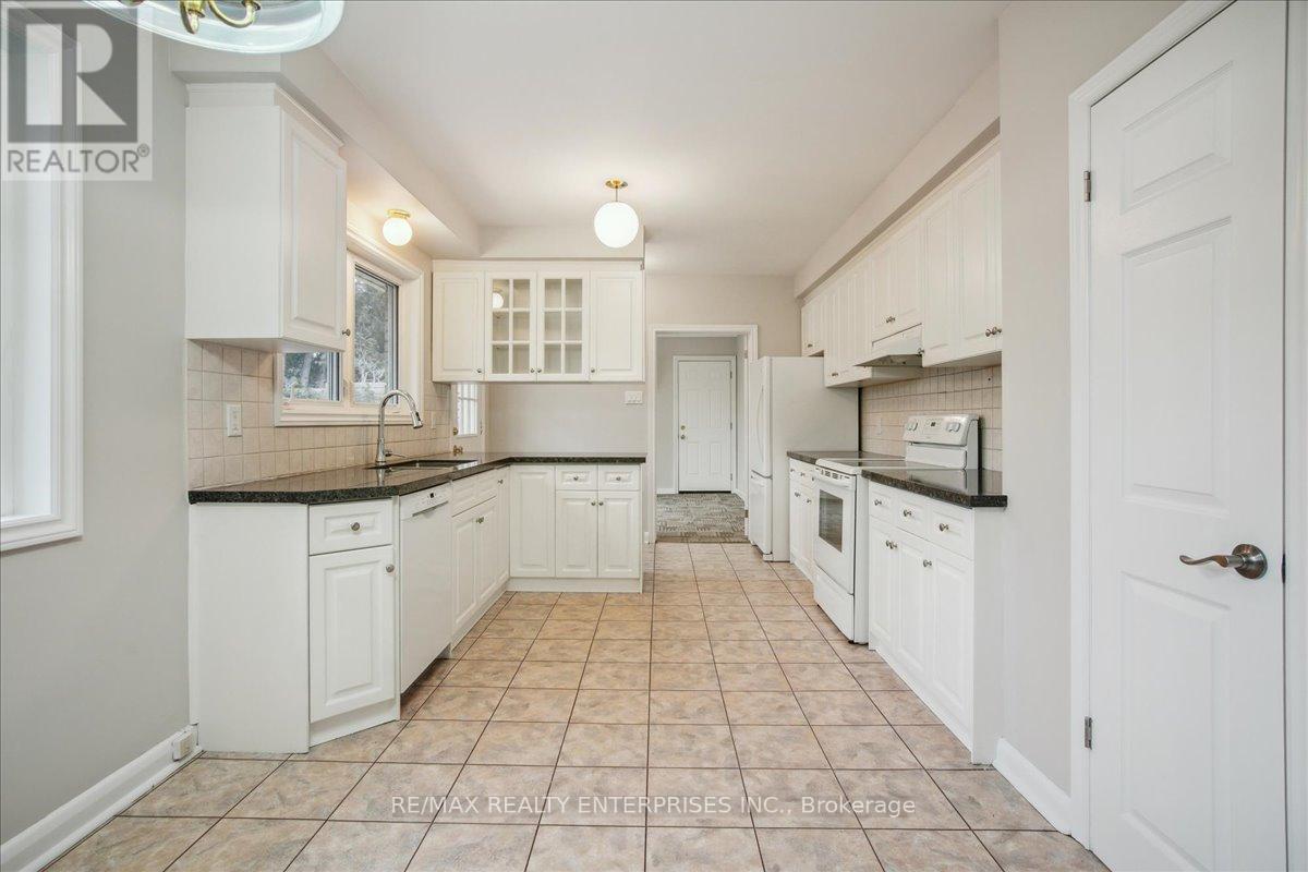 613 Sequin Crescent, Mississauga, ON - Indoor Photo Showing Kitchen
