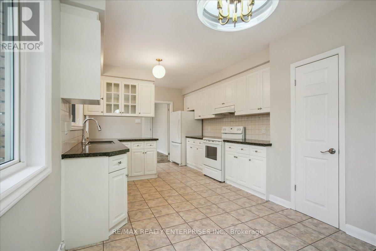 613 Sequin Crescent, Mississauga, ON - Indoor Photo Showing Kitchen