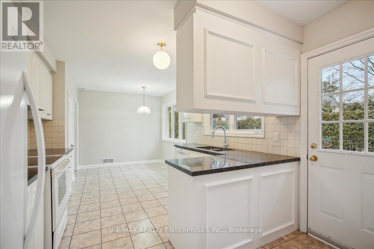 613 Sequin Crescent, Mississauga, ON - Indoor Photo Showing Kitchen
