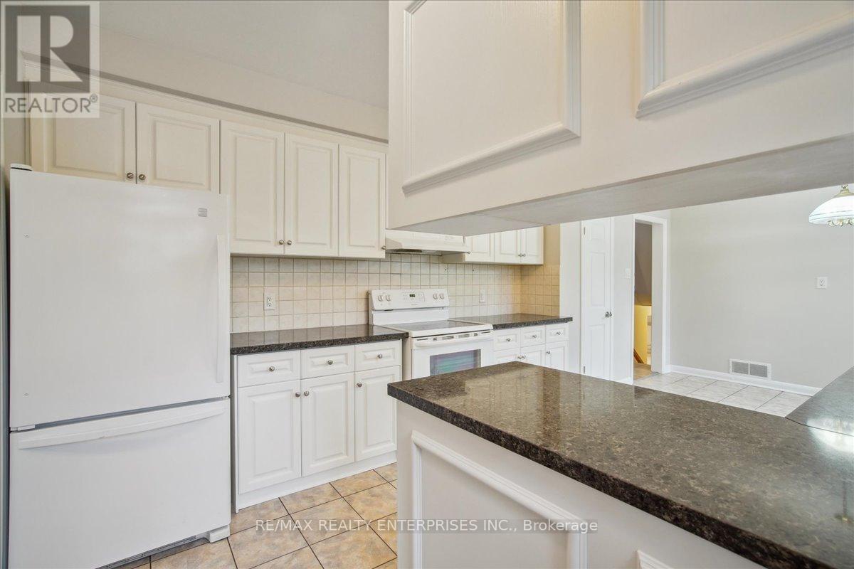 613 Sequin Crescent, Mississauga, ON - Indoor Photo Showing Kitchen