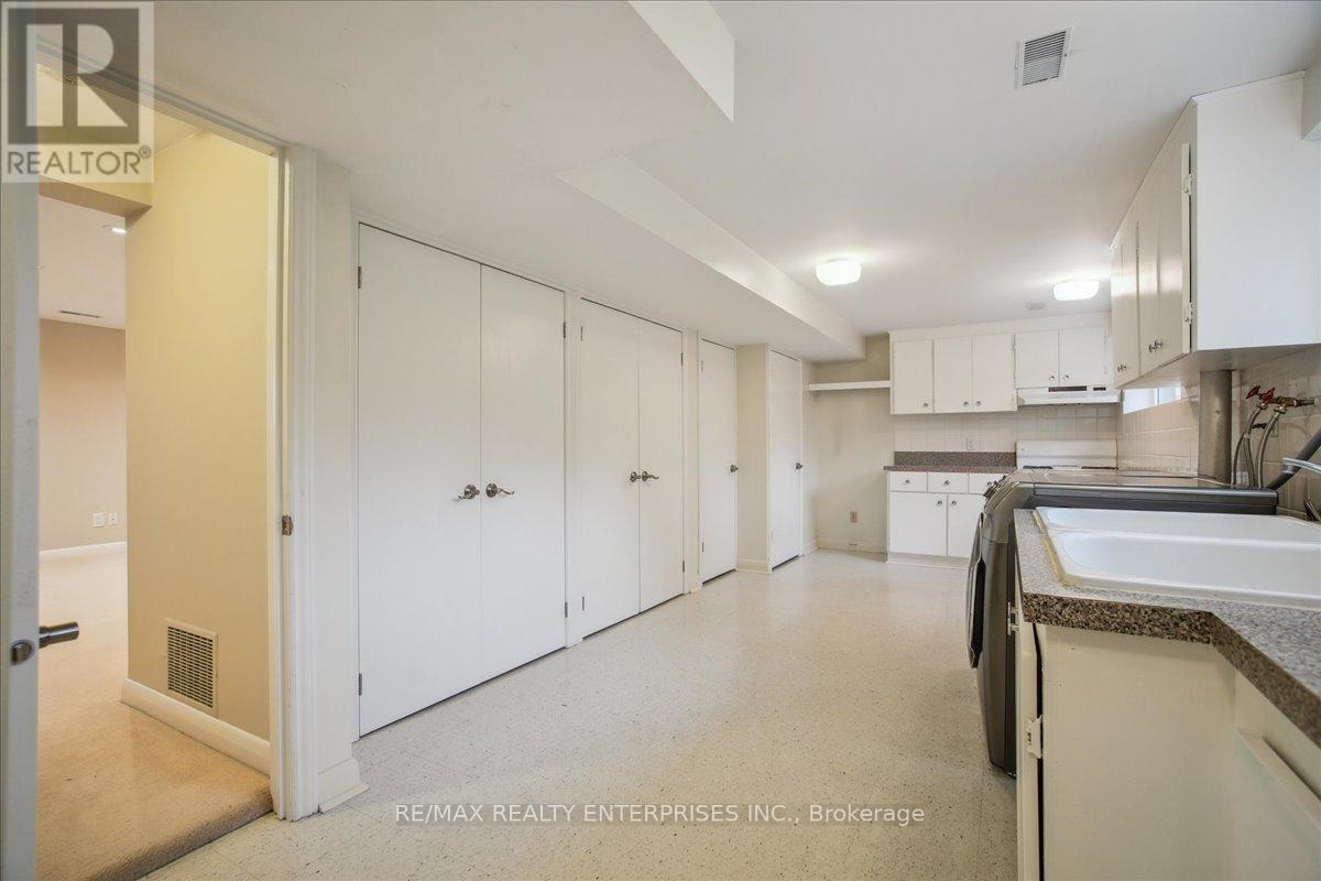 613 Sequin Crescent, Mississauga, ON - Indoor Photo Showing Laundry Room
