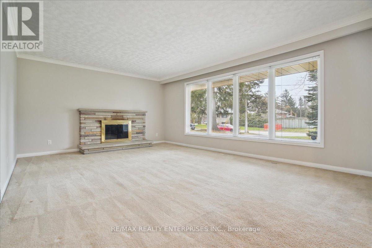 613 Sequin Crescent, Mississauga, ON - Indoor Photo Showing Living Room With Fireplace