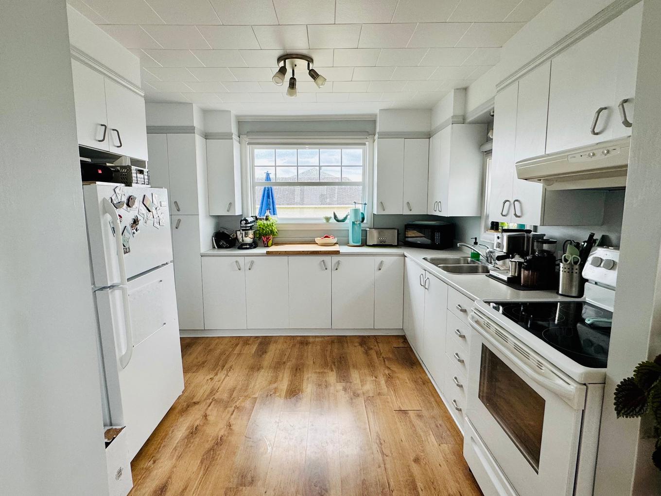 Kitchen - 1151 - 1153 Prom. Des Anciens, Havre-Saint-Pierre, QC - Indoor Photo Showing Kitchen With Double Sink