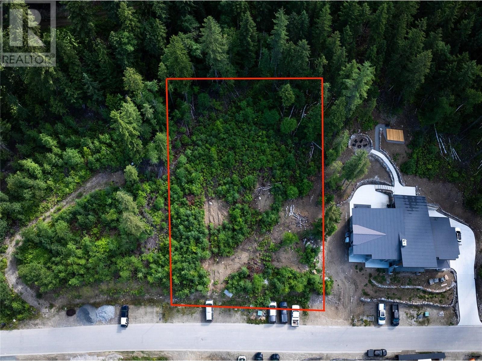 property lines are approximate - 2465 Monashee Court Unit# 14, Revelstoke, BC
