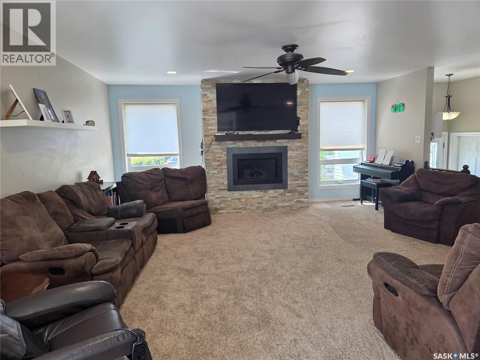 908 Marriott Close, Rosetown, SK - Indoor Photo Showing Living Room With Fireplace
