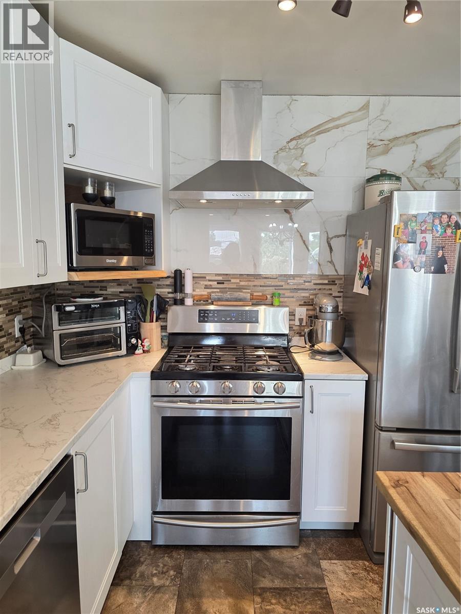 908 Marriott Close, Rosetown, SK - Indoor Photo Showing Kitchen