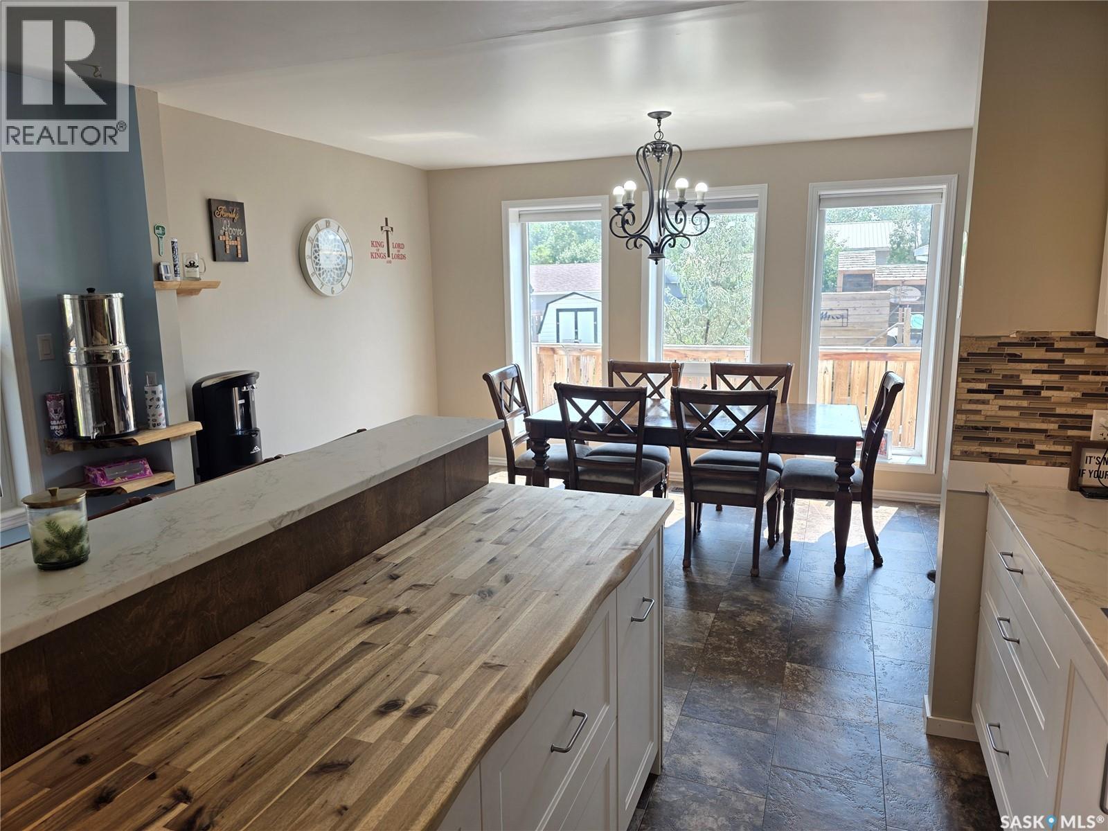 908 Marriott Close, Rosetown, SK - Indoor Photo Showing Dining Room