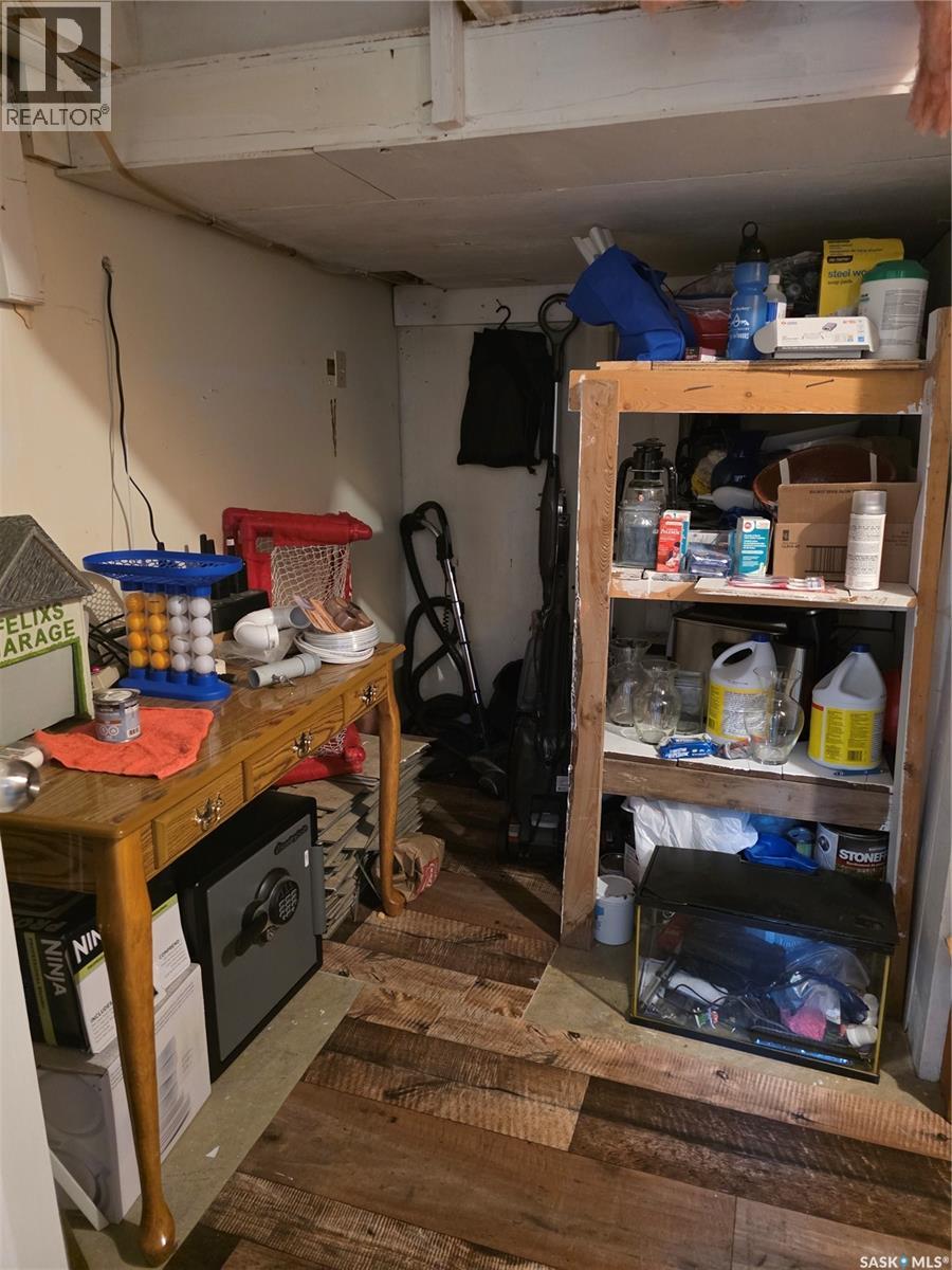 908 Marriott Close, Rosetown, SK - Indoor Photo Showing Other Room