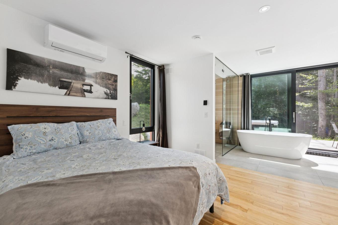 Primary bedroom - 304 - 15 Imp. Du Cardinal, Lac-Supérieur, QC - Indoor Photo Showing Bedroom