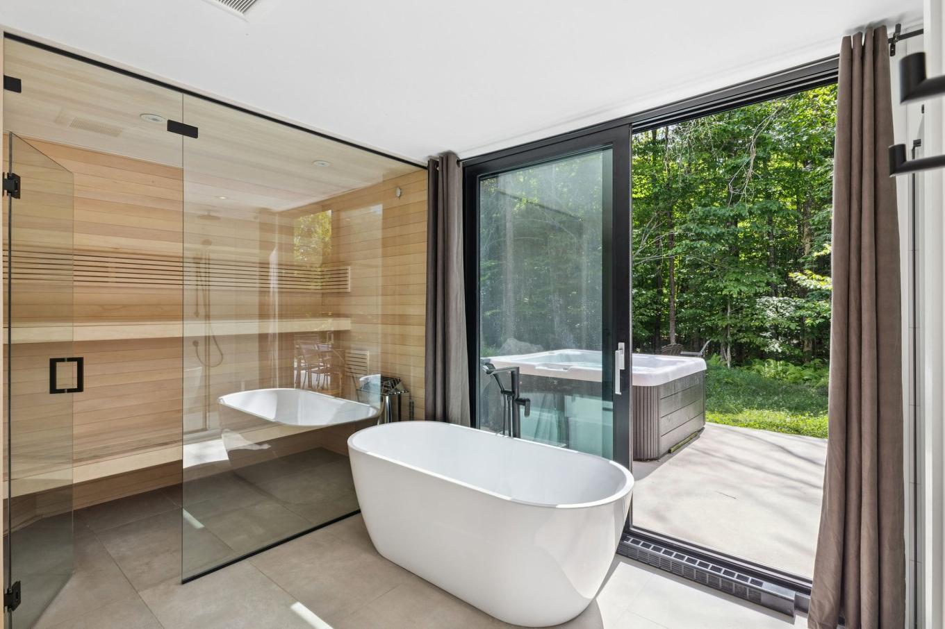 Primary bedroom - 304 - 15 Imp. Du Cardinal, Lac-Supérieur, QC - Indoor Photo Showing Bathroom