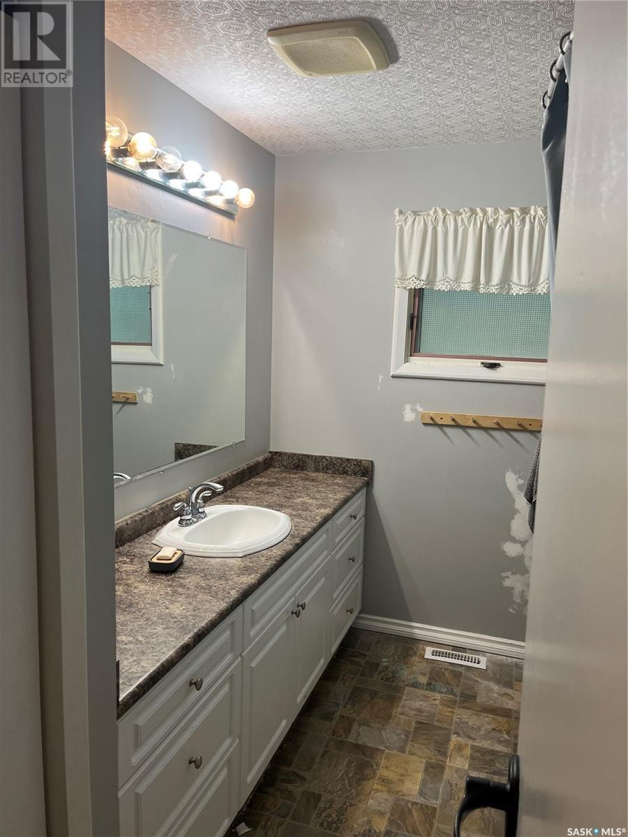 206 3Rd Avenue, Caronport, SK - Indoor Photo Showing Bathroom