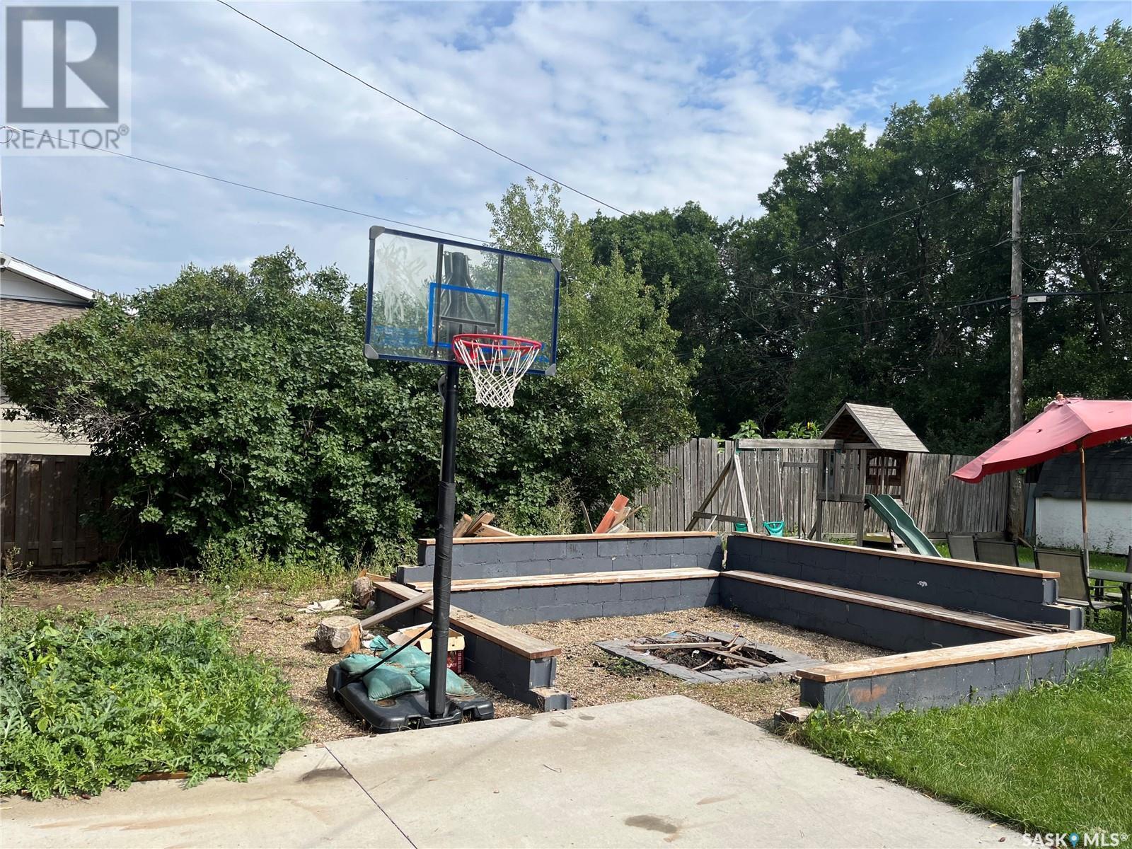 206 3Rd Avenue, Caronport, SK - Outdoor