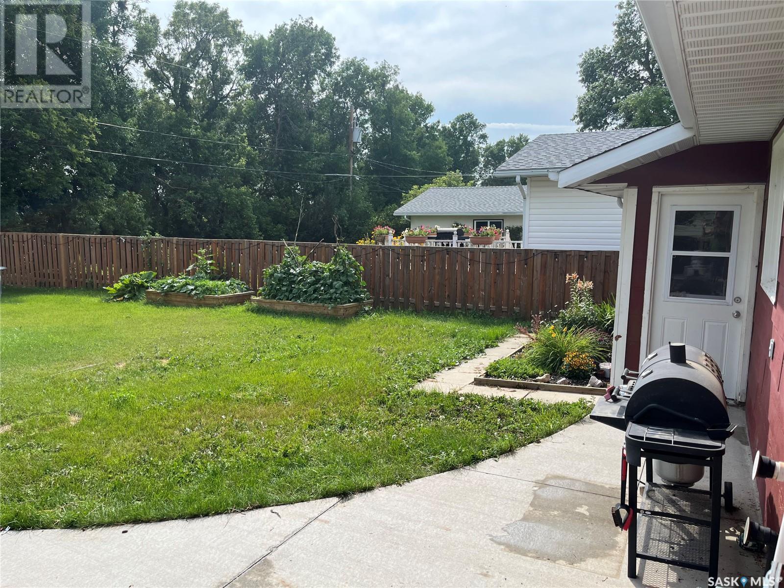 206 3Rd Avenue, Caronport, SK - Outdoor