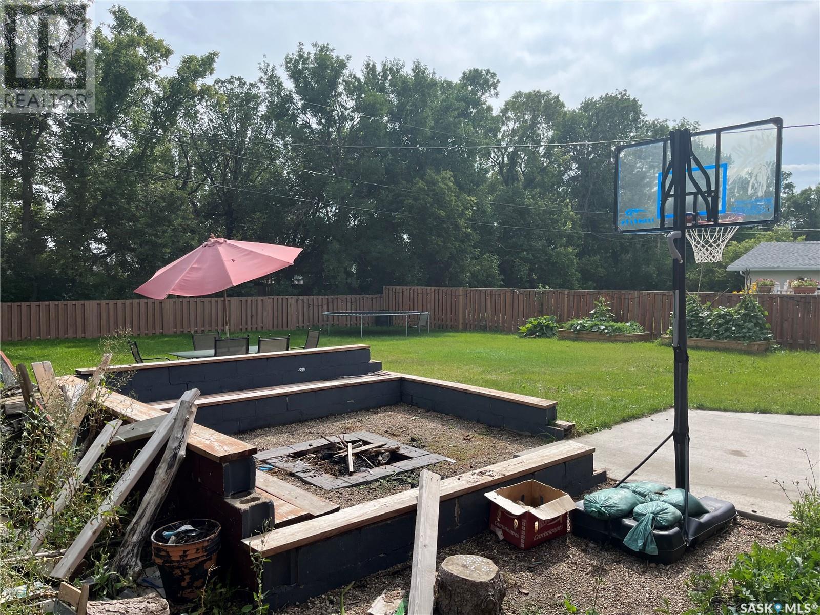 206 3Rd Avenue, Caronport, SK - Outdoor With Backyard