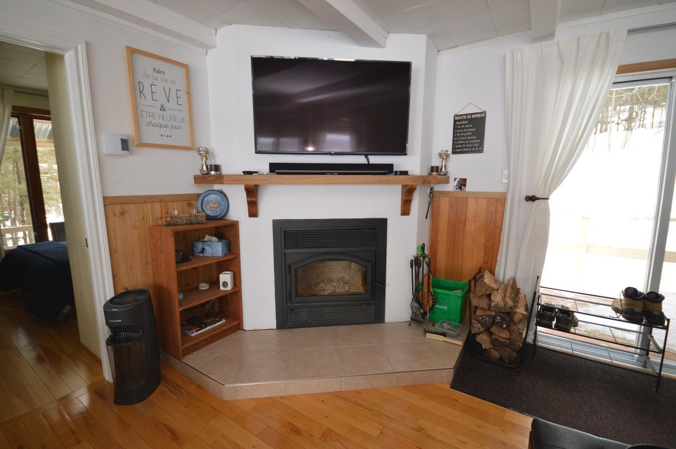 Salon - 12437 Ch. Chadrofer, Labelle, QC - Indoor Photo Showing Living Room With Fireplace