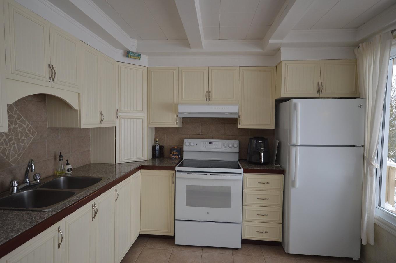 Cuisine - 12437 Ch. Chadrofer, Labelle, QC - Indoor Photo Showing Kitchen With Double Sink