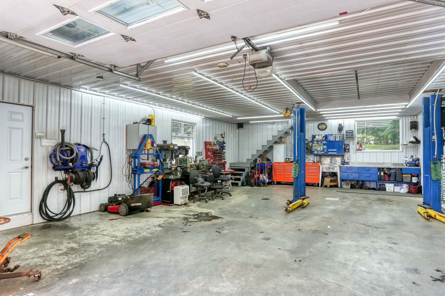 Garage - 5200 Rue De L'Église, Notre-Dame-Du-Mont-Carmel, QC - Indoor Photo Showing Garage
