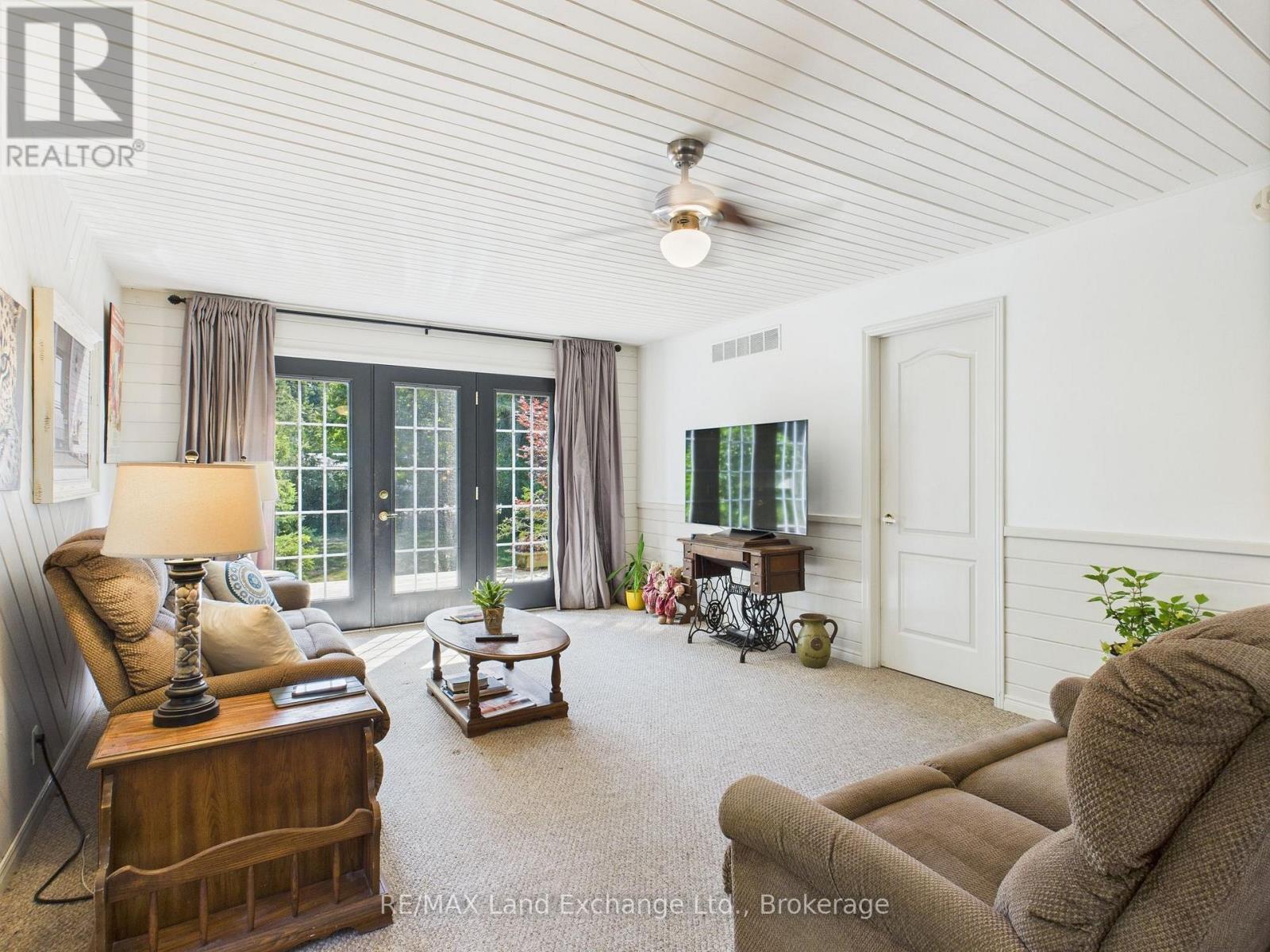 213 Huron Road Road, Huron-Kinloss, ON - Indoor Photo Showing Living Room