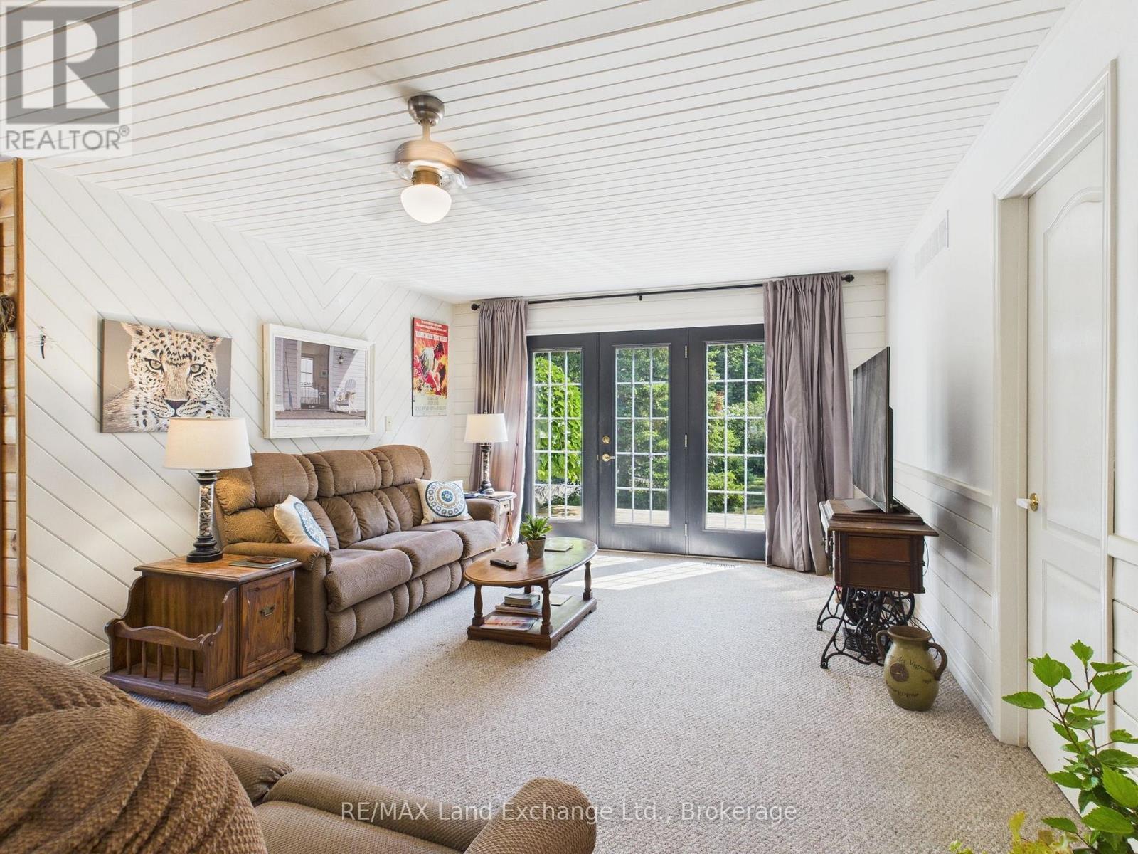213 Huron Road Road, Huron-Kinloss, ON - Indoor Photo Showing Living Room