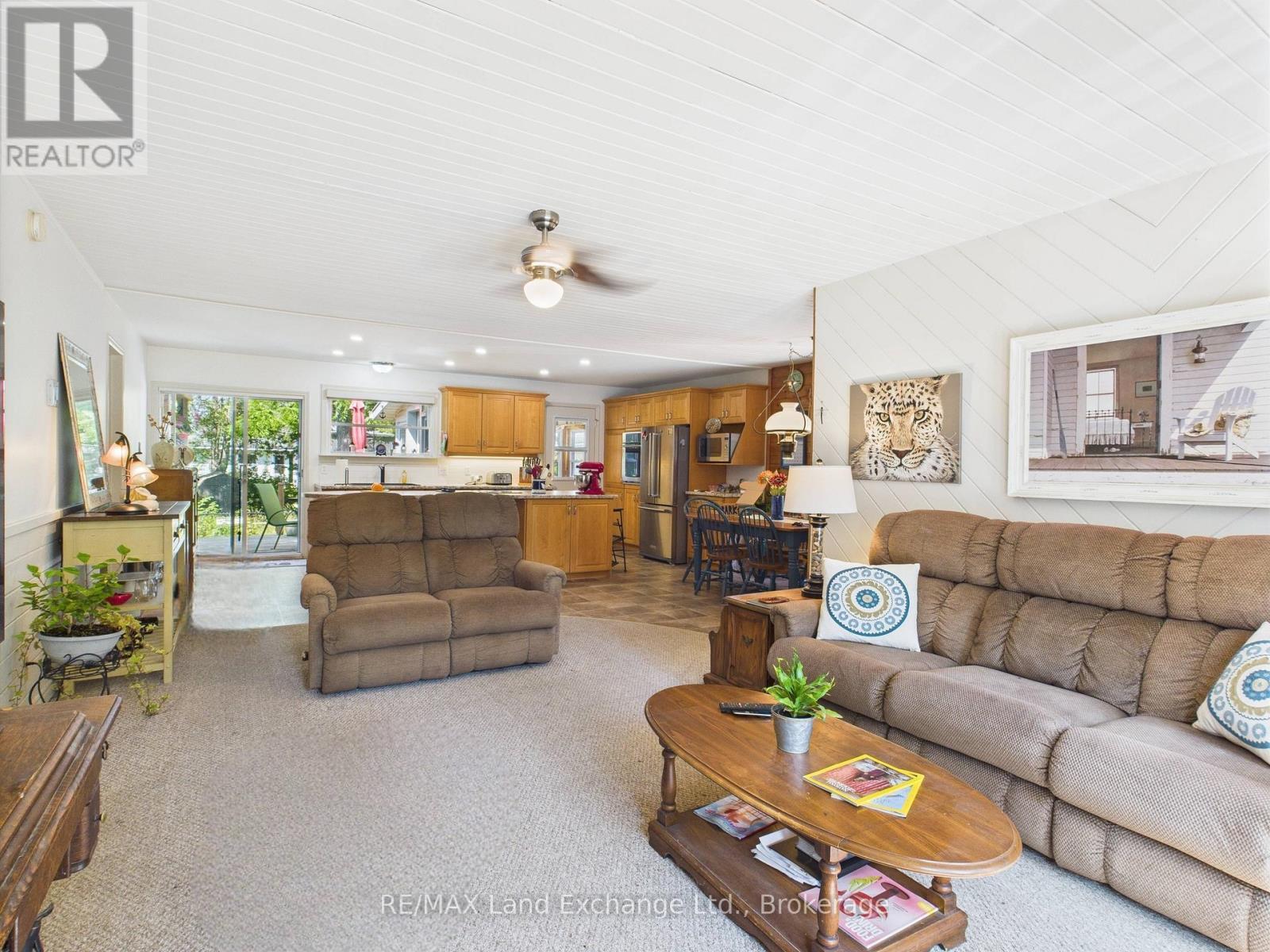 213 Huron Road Road, Huron-Kinloss, ON - Indoor Photo Showing Living Room