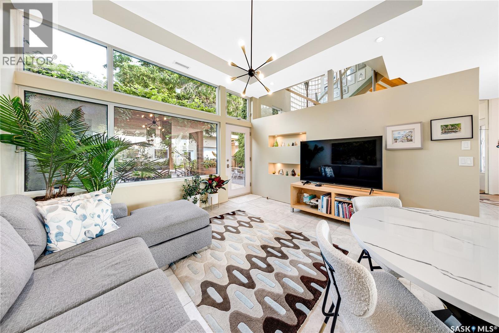 616 Saskatchewan Crescent E, Saskatoon, SK - Indoor Photo Showing Living Room