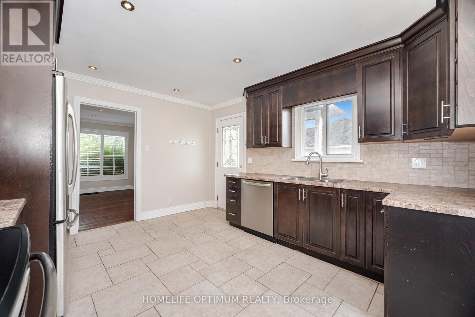 128 Eagle Street, Newmarket, ON - Indoor Photo Showing Kitchen