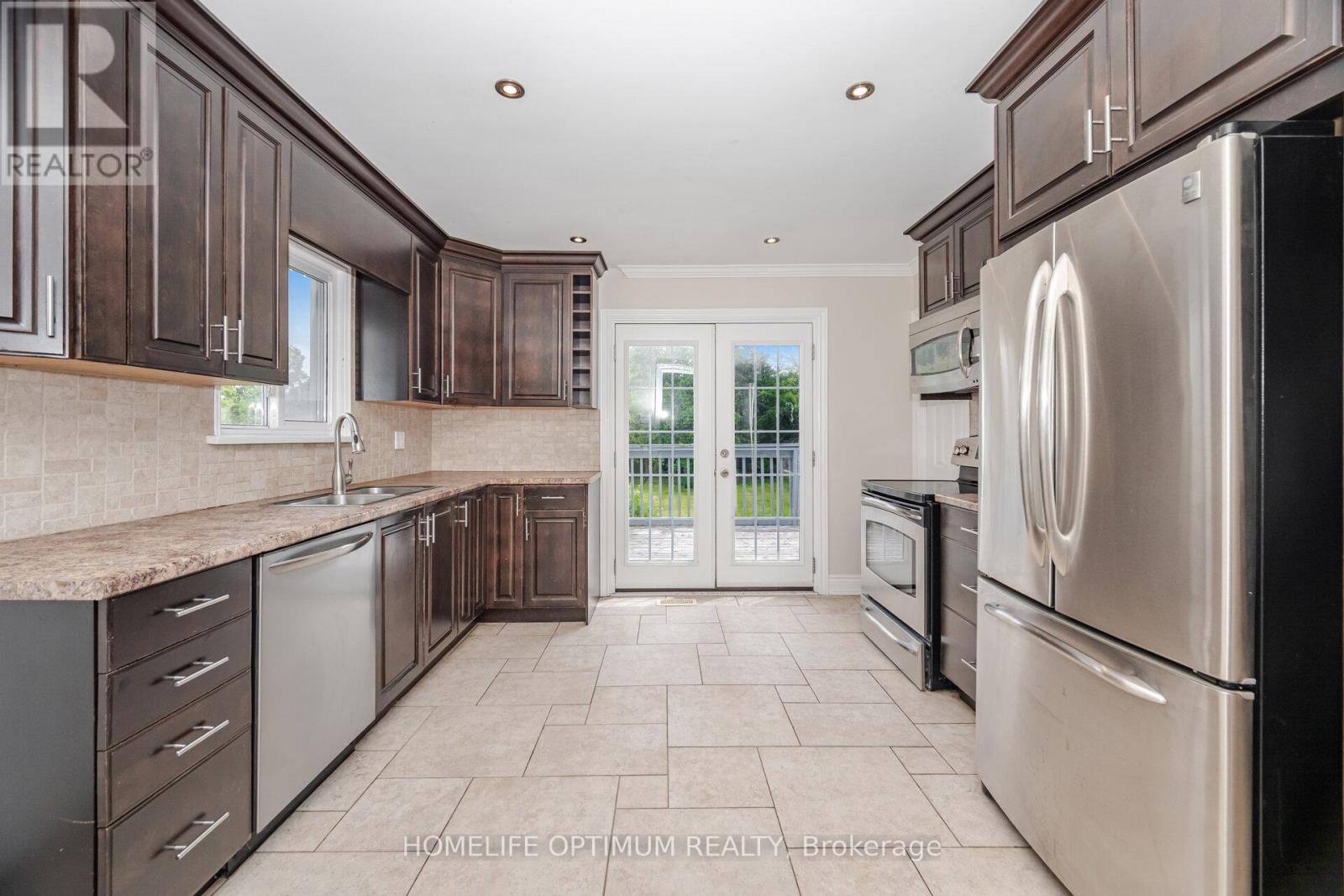 128 Eagle Street, Newmarket, ON - Indoor Photo Showing Kitchen