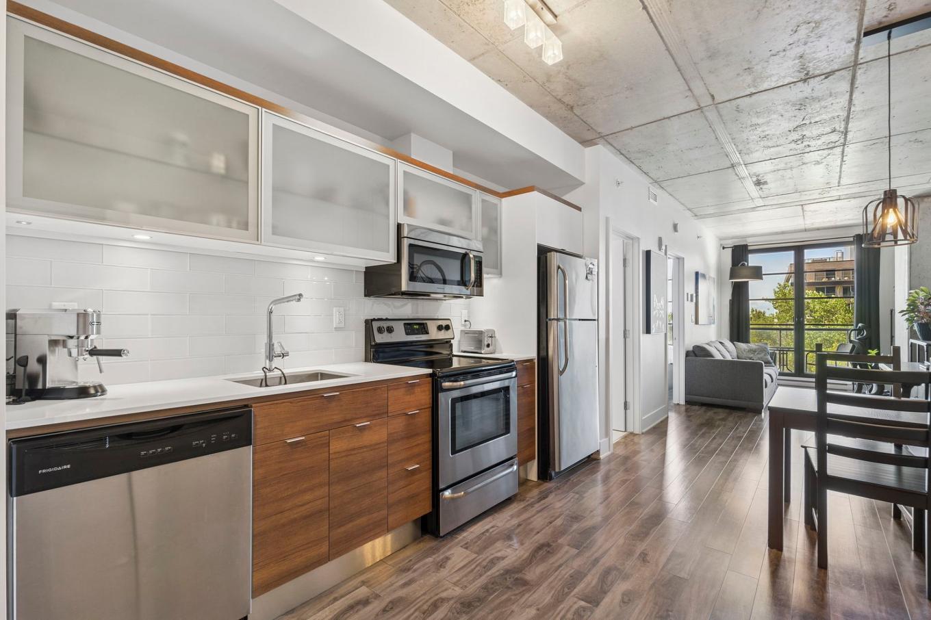 Cuisine - 612-1340 Rue Olier, Montréal (Le Sud-Ouest), QC - Indoor Photo Showing Kitchen With Upgraded Kitchen