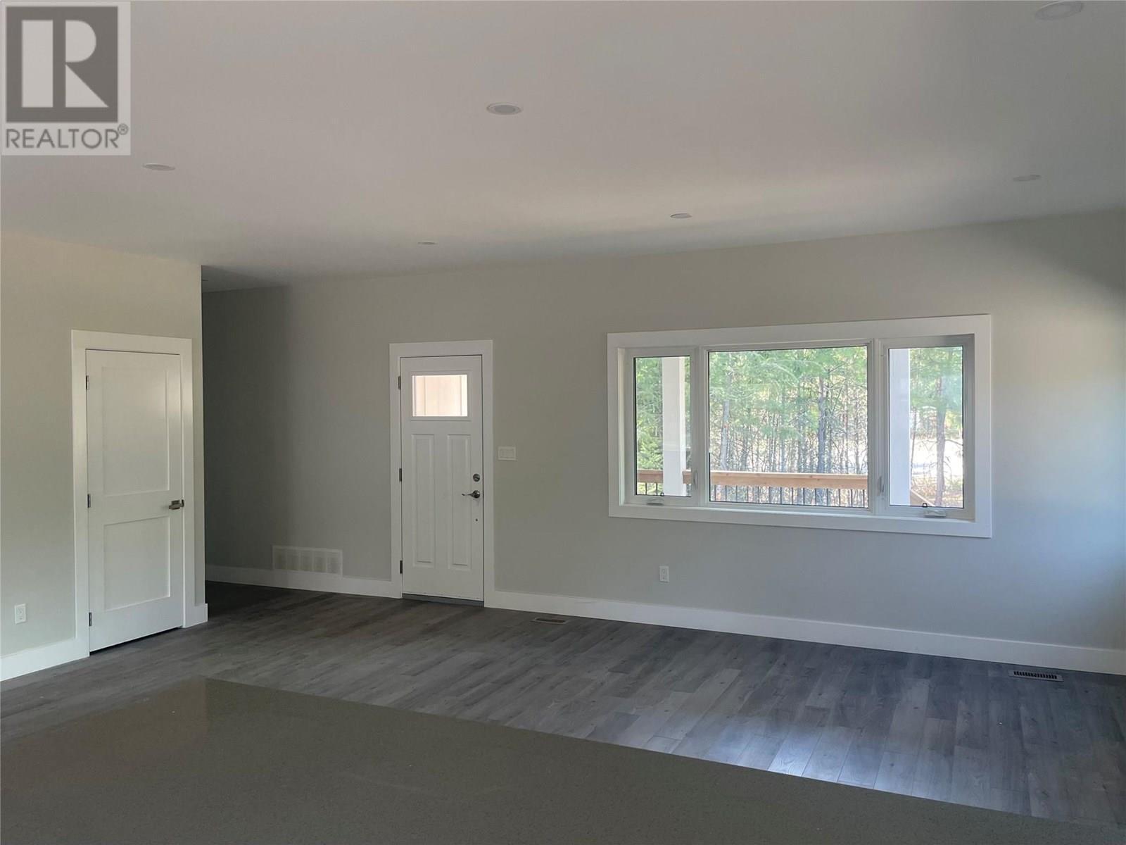 160 3Rd Avenue, Christina Lake, BC - Indoor Photo Showing Other Room