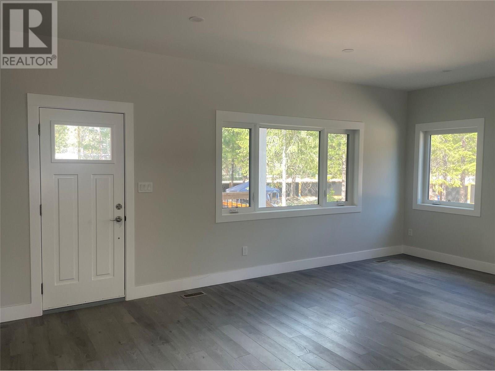 160 3Rd Avenue, Christina Lake, BC - Indoor Photo Showing Other Room