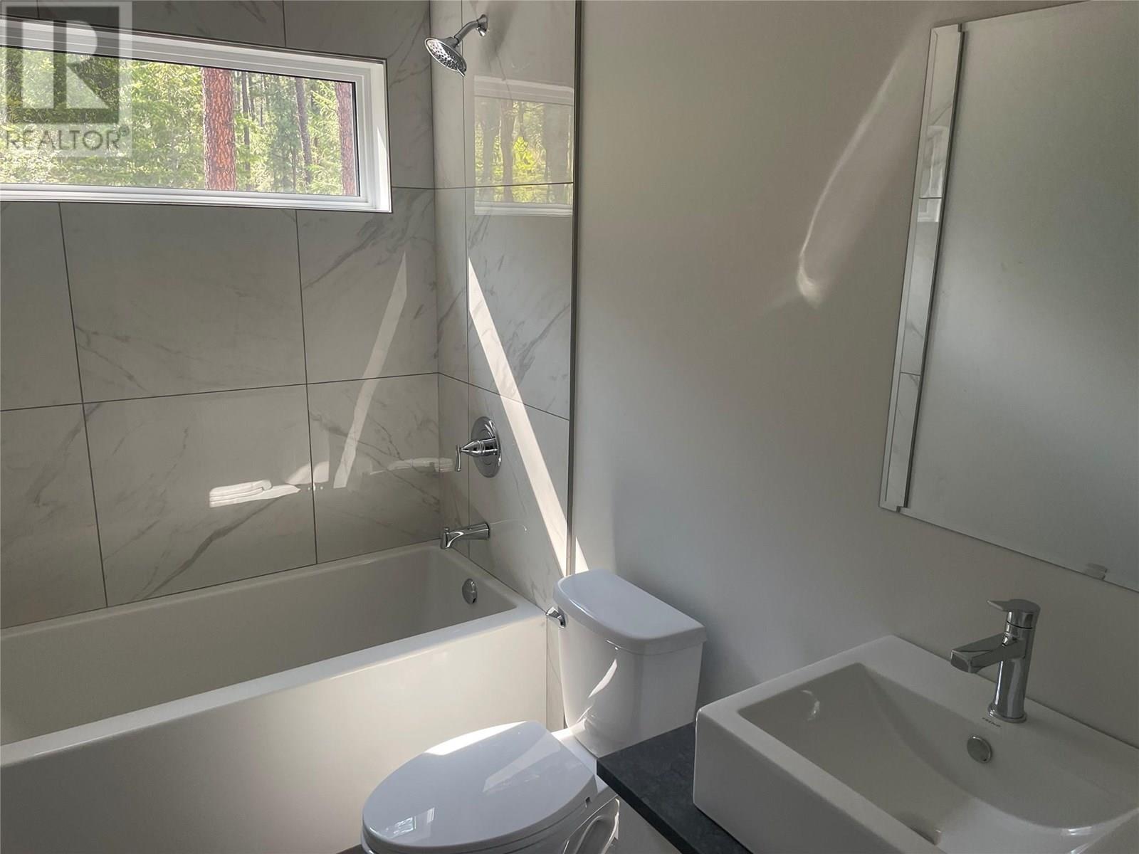 160 3Rd Avenue, Christina Lake, BC - Indoor Photo Showing Bathroom