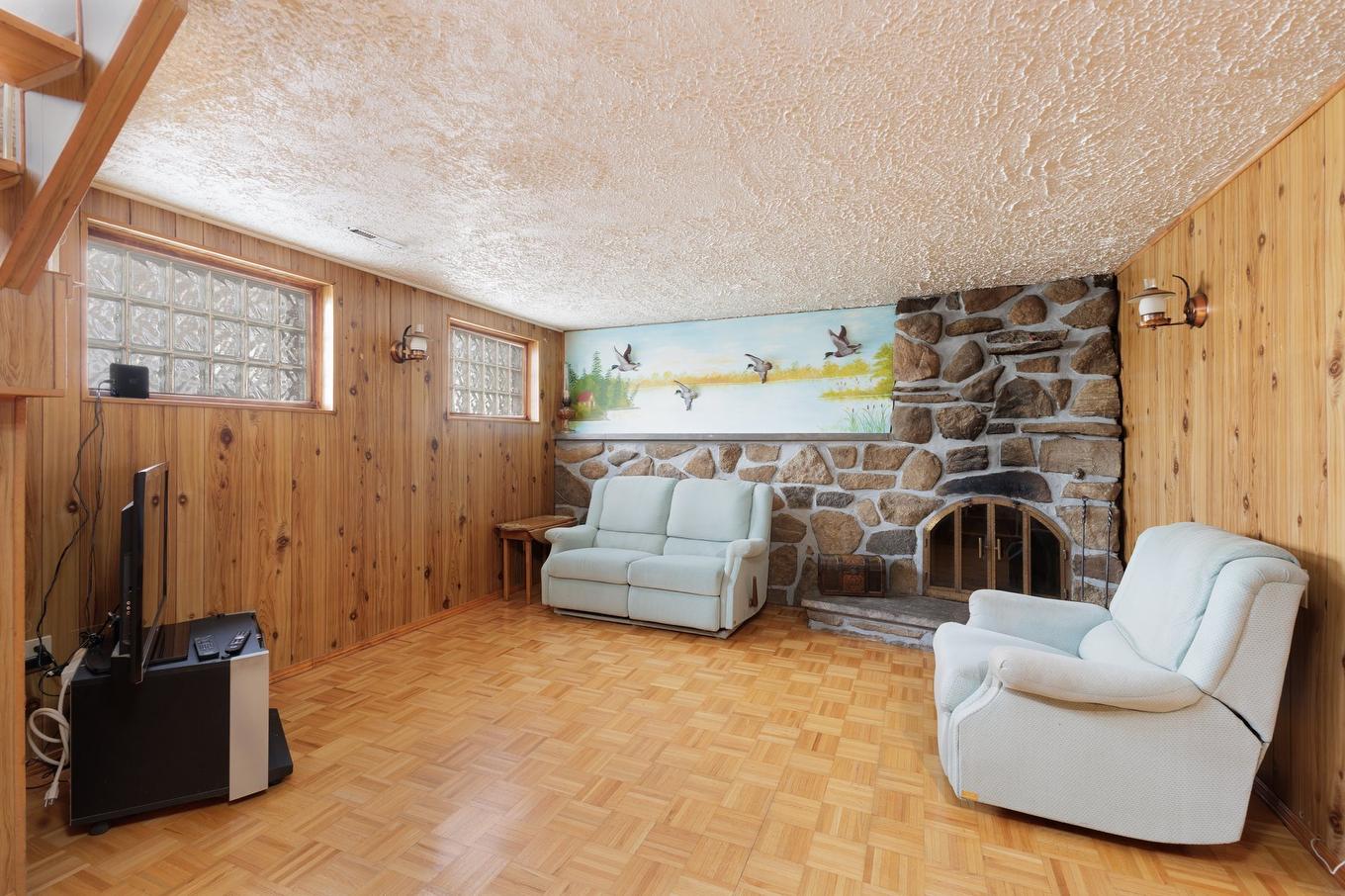 Salle familiale - 4584 Rue Hilltop, Montréal (Pierrefonds-Roxboro), QC - Indoor Photo Showing Living Room With Fireplace