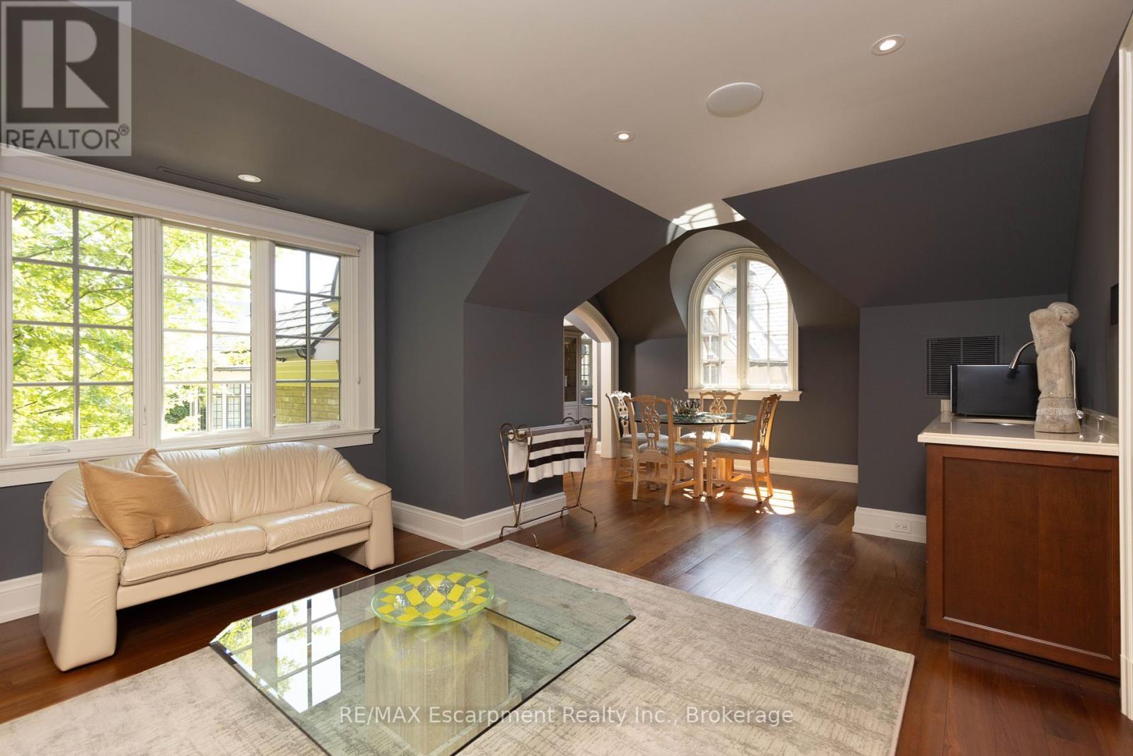 2054 Lakeshore Road E, Oakville (Fd Ford), ON - Indoor Photo Showing Living Room
