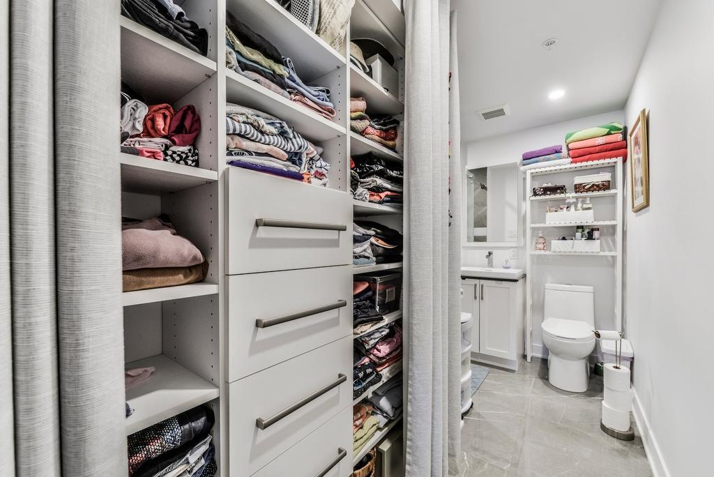 Penderie (Walk-in) - 109-6750 Rue Sherbrooke E., Montréal (Mercier/Hochelaga-Maisonneuve), QC - Indoor