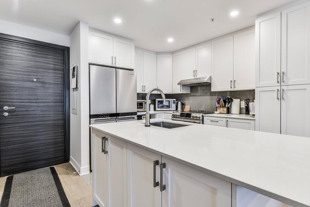 Cuisine - 109-6750 Rue Sherbrooke E., Montréal (Mercier/Hochelaga-Maisonneuve), QC - Indoor Photo Showing Kitchen With Upgraded Kitchen