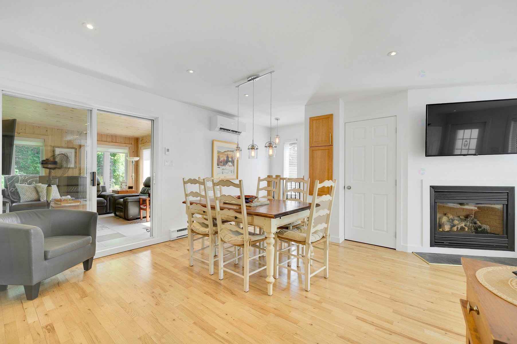 Dining Room - 66 Av. Guindon, Saint-Sauveur, QC - Indoor With Fireplace