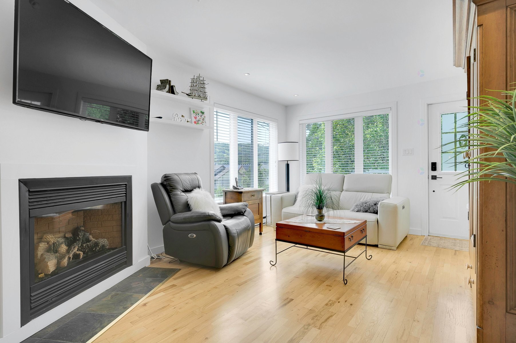 Living Room - 66 Av. Guindon, Saint-Sauveur, QC - Indoor Photo Showing Living Room With Fireplace