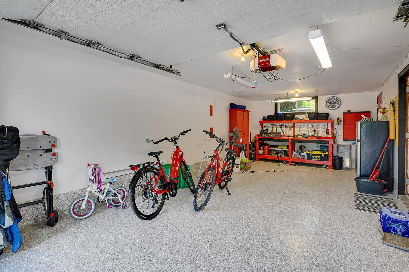 Garage - 66 Av. Guindon, Saint-Sauveur, QC - Indoor Photo Showing Garage