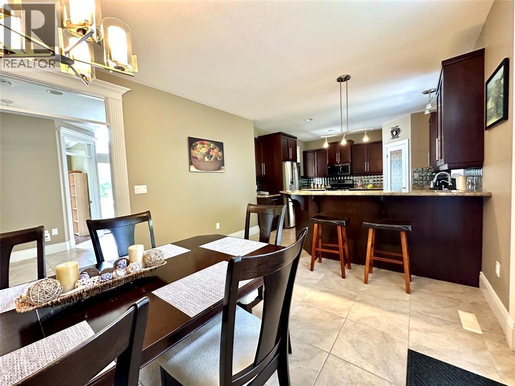 197 Augusta Blvd Boulevard, Sarnia, ON - Indoor Photo Showing Dining Room