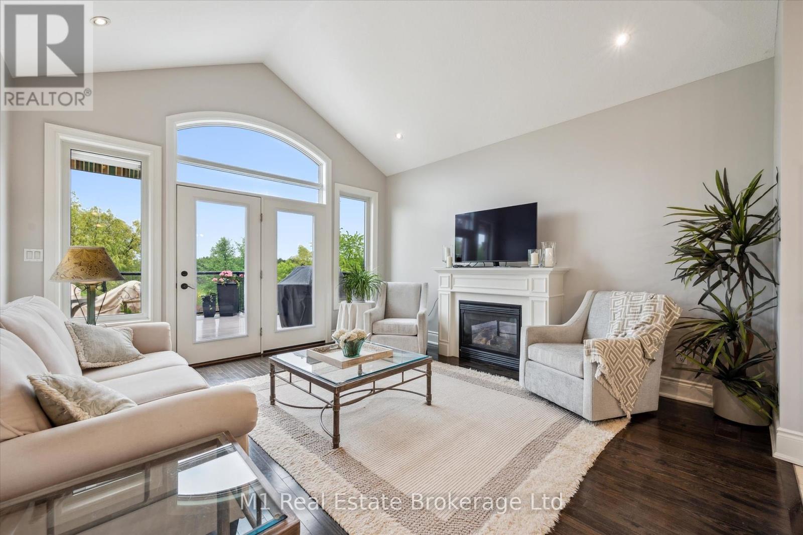94 Aberfoyle Mill Crescent, Puslinch (Aberfoyle), ON - Indoor Photo Showing Living Room With Fireplace